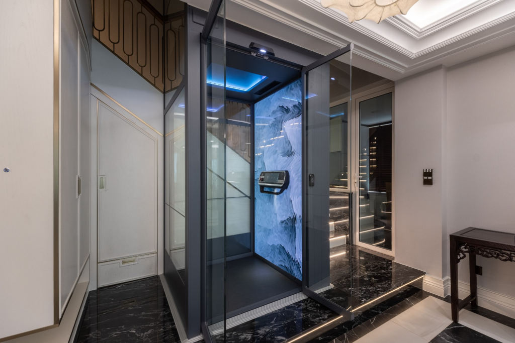 ลิฟท์บ้าน Cibes Lift รุ่น V90 Galaxy พร้อมเทคโนโลยี EcoSilent 2.0 ประหยัดพลังงาน ติดตั้งที่ Penthouse ตรงช่องกลางบันได